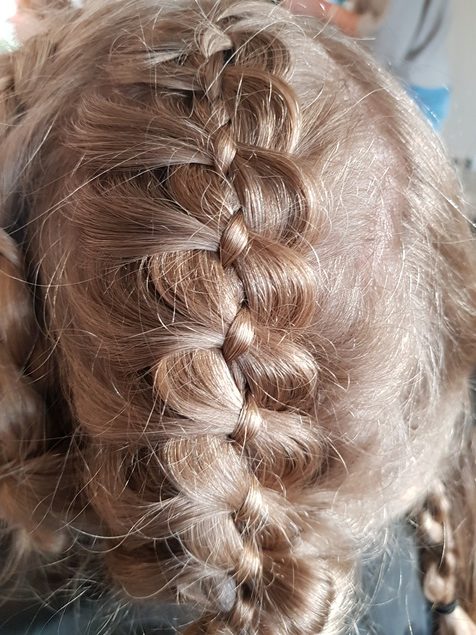 Haarstijl Inge - trainingen - Long Hair Quick Updo - opsteek training lang haar foto 1