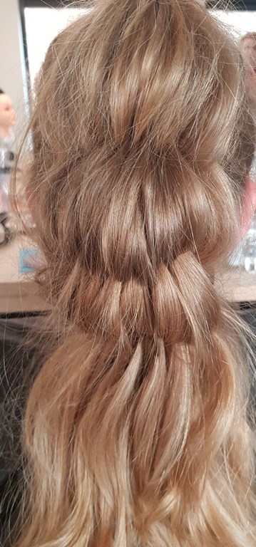 Haarstijl Inge - trainingen - Long Hair Quick Updo - opsteek training lang haar foto 2